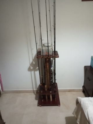Estanterías de madera, para cañas de pesca.