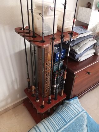 Estanterías de madera, para cañas de pesca.