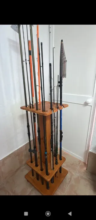 Estanterías de madera, para cañas de pesca.