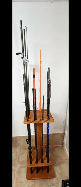 Estanterías de madera, para cañas de pesca.