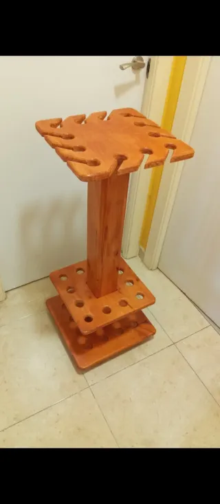 Estanterías de madera, para cañas de pesca.