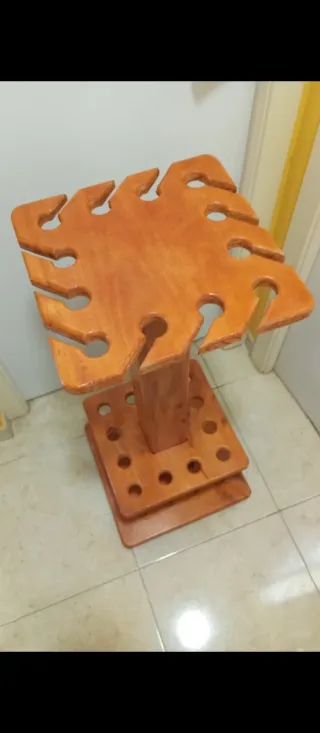 Estanterías de madera, para cañas de pesca.