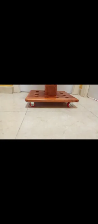 Estanterías de madera, para cañas de pesca.