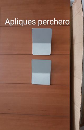 Mueble recibidor con perchero y paragüero.