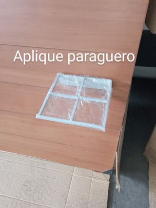 Mueble recibidor con perchero y paragüero.