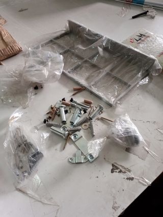 Mueble recibidor con perchero y paragüero.