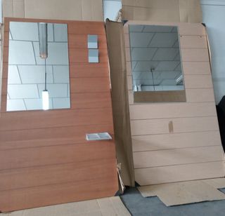 Mueble recibidor con perchero y paragüero.