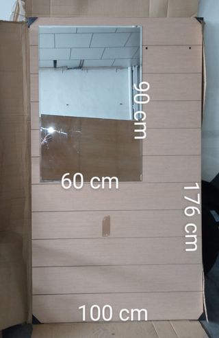 Mueble recibidor con perchero y paragüero.