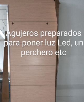 Mueble recibidor con perchero y paragüero.