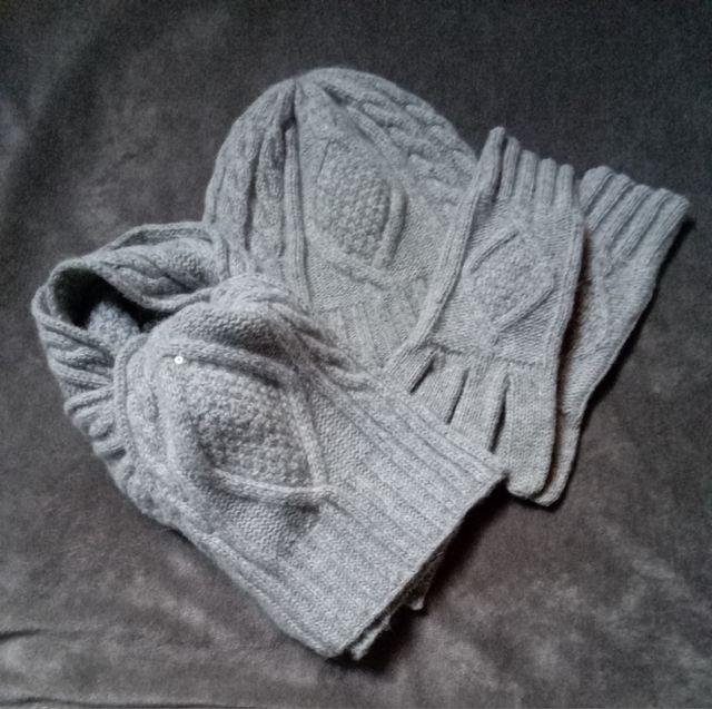 Set cappello, guanti e sciarpa da donna