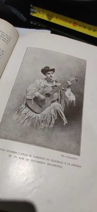 Libro antiguo historia de los gitanos