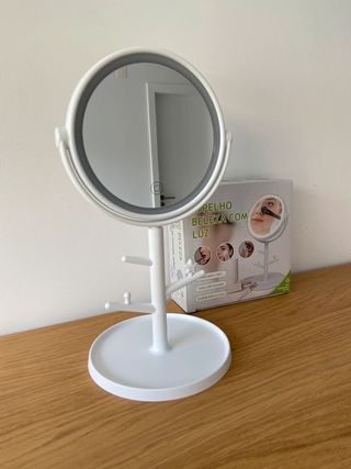 Espelho com luz para makeup e pousa jóias