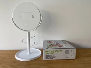 Espelho com luz para makeup e pousa jóias