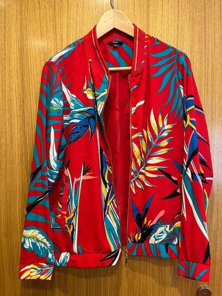 Cazadora bomber estampada