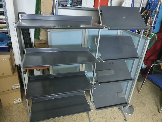 Expositor metálico de diseño.