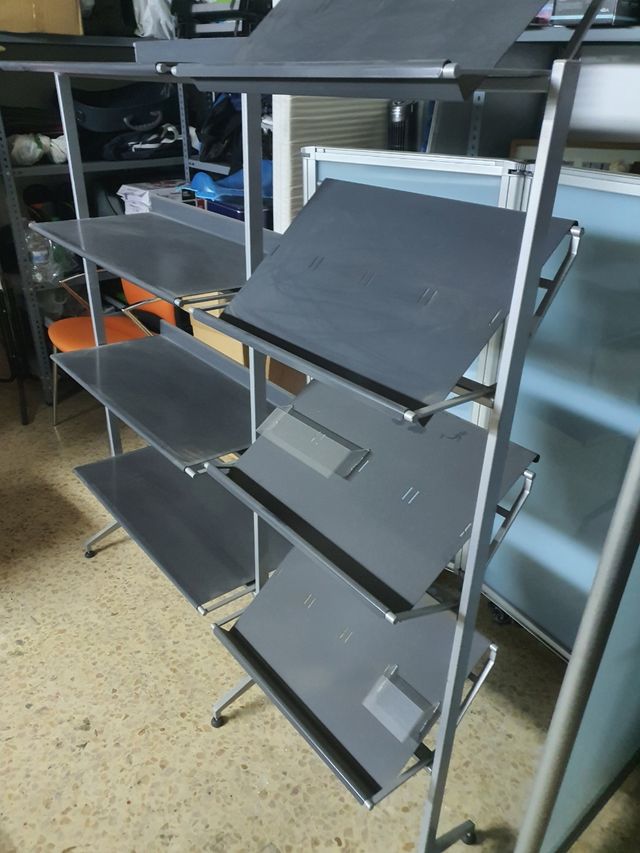 Expositor metálico de diseño.