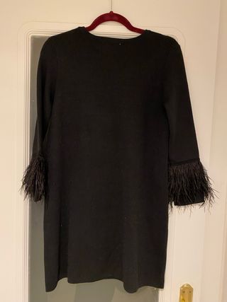 Vestido negro brilli brilli y plumas