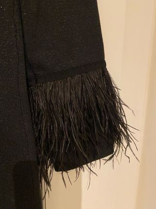 Vestido negro brilli brilli y plumas