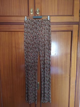 Pantalón acampanado marrón con flores