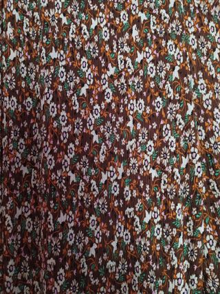 Pantalón acampanado marrón con flores