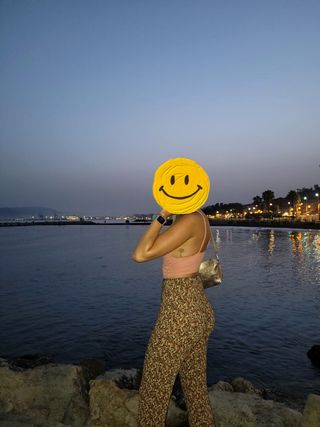 Pantalón acampanado marrón con flores