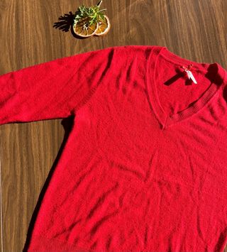 Jersey rojo coral, cuello pico