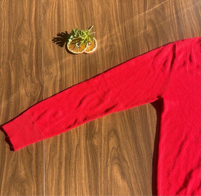 Jersey rojo coral, cuello pico