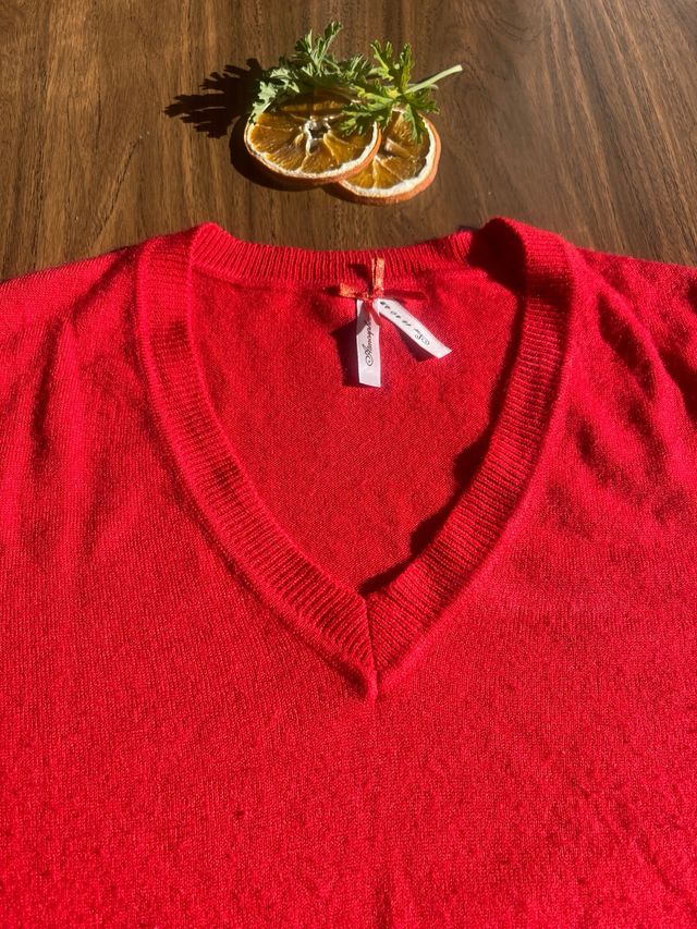 Jersey rojo coral, cuello pico