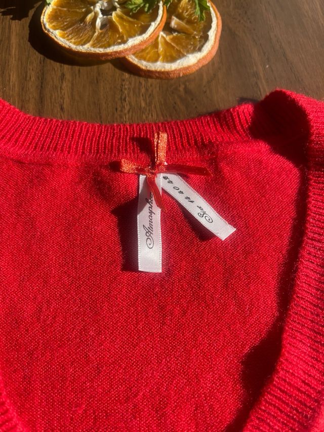 Jersey rojo coral, cuello pico