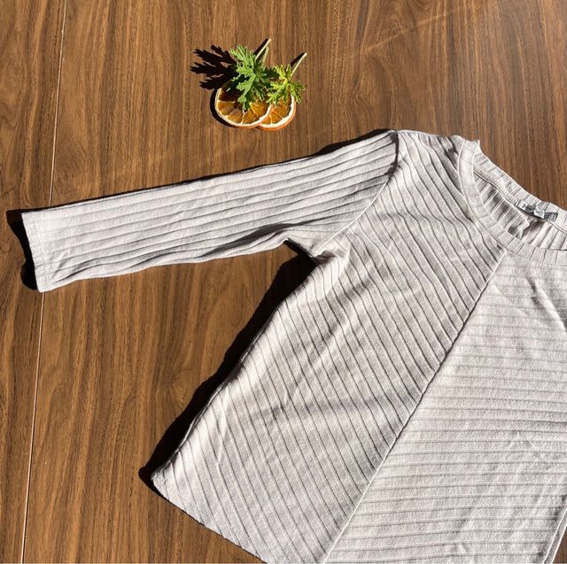 Camiseta tipo canalé diseño asimétrico