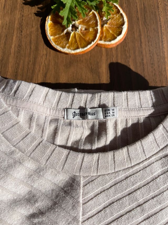 Camiseta tipo canalé diseño asimétrico