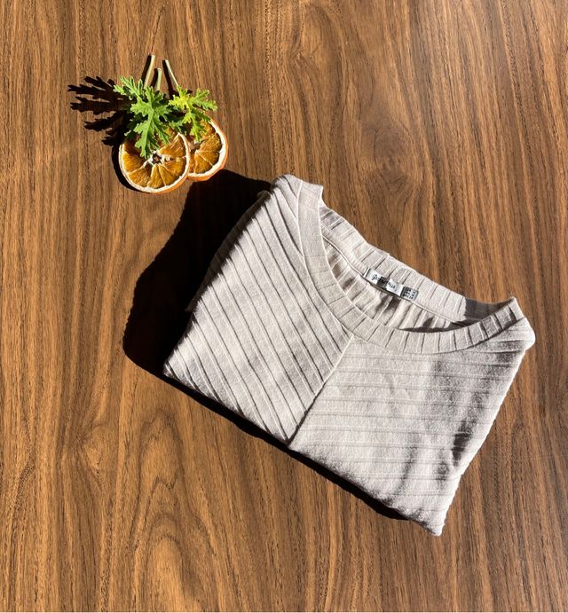 Camiseta tipo canalé diseño asimétrico