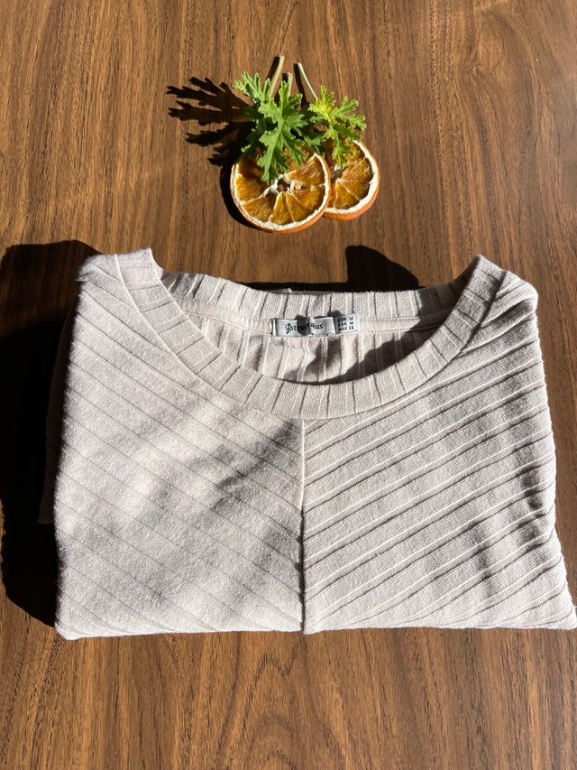 Camiseta tipo canalé diseño asimétrico