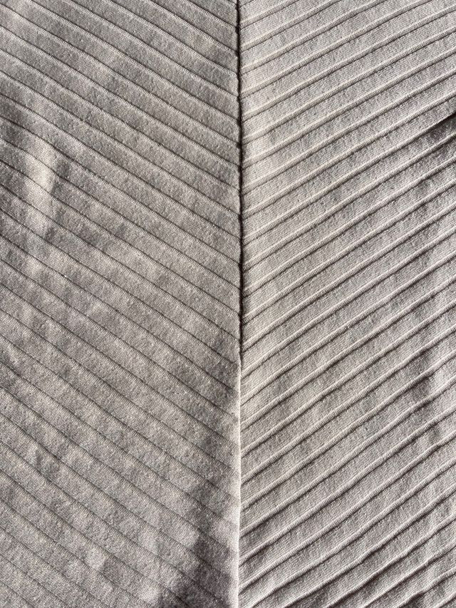 Camiseta tipo canalé diseño asimétrico