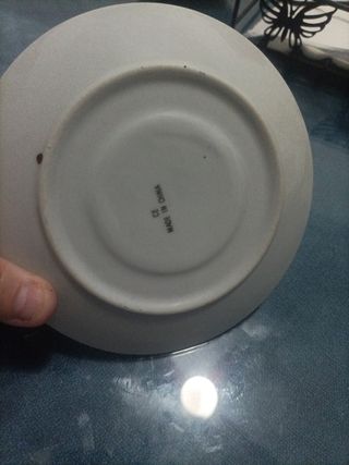 Plato antiguo mediano de cerámica