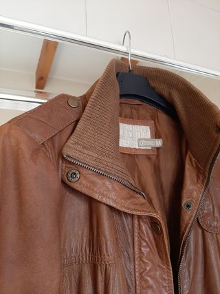 Cazadora de piel marrón de Stradivarius