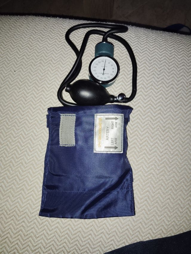 TENSIOMETRO Y ESTETOSCOPIO