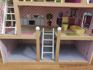 Casa de muñecas de madera