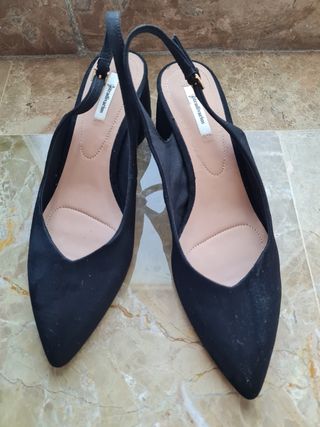 Zapatos negros destalonados. Talla 40