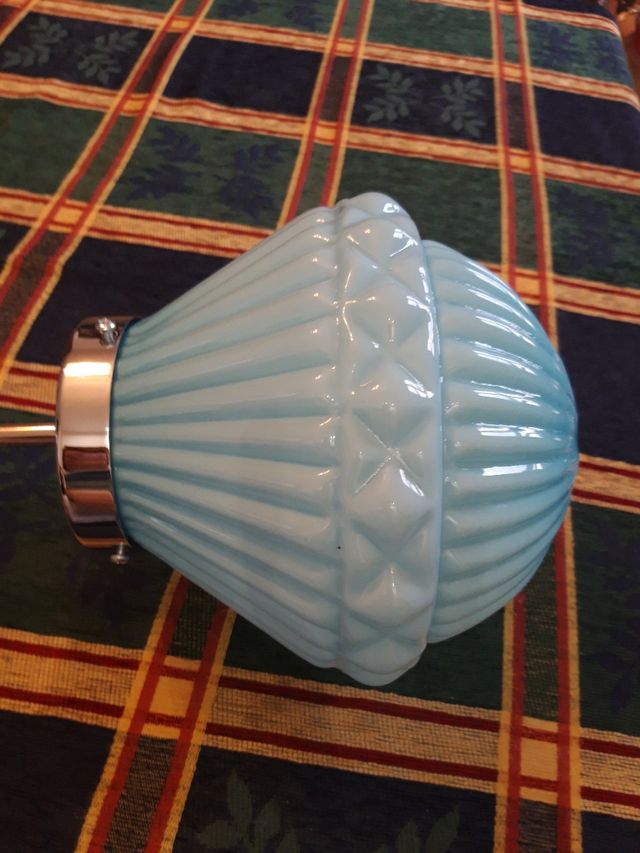 Lámpara de techo con tulipa en opalina.