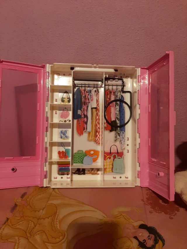 Armario y dos Barbies