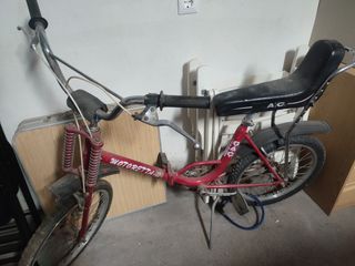 Bicicletas antiguas y patinete eléctrico