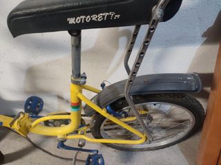 Bicicletas antiguas y patinete eléctrico