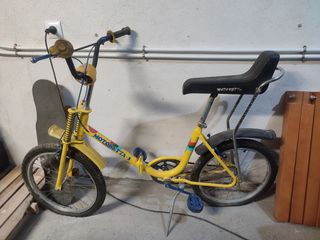 Bicicletas antiguas y patinete eléctrico