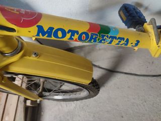 Bicicletas antiguas y patinete eléctrico