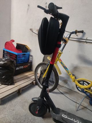 Bicicletas antiguas y patinete eléctrico