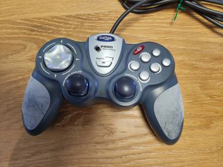 Game pad para PC Saitek P880