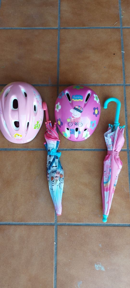 Cascos de bicicleta y paraguas