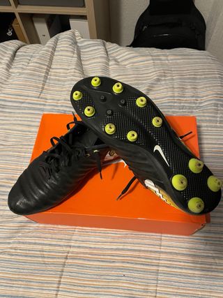 BOTAS DE FÚTBOL NIKE TIEMPO