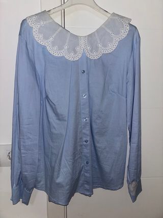 Blusa celeste con cuello de bebé